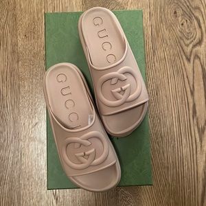 GUCCI WOMEN'S INTERLOCKING G SLIDE SANDAL